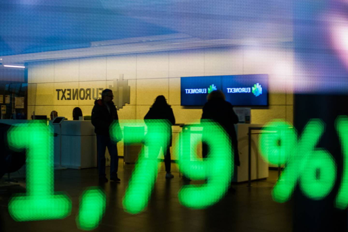 Información sobre el precio de las acciones que se muestra en el vestíbulo de la bolsa de valores Euronext NV en París, Francia, el miércoles 14 de diciembre de 2022. g