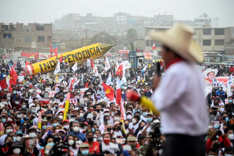 La gente se reúne para escuchar a Castillo hablar en un mitin de campaña en Lima el 27 de mayo.dfd