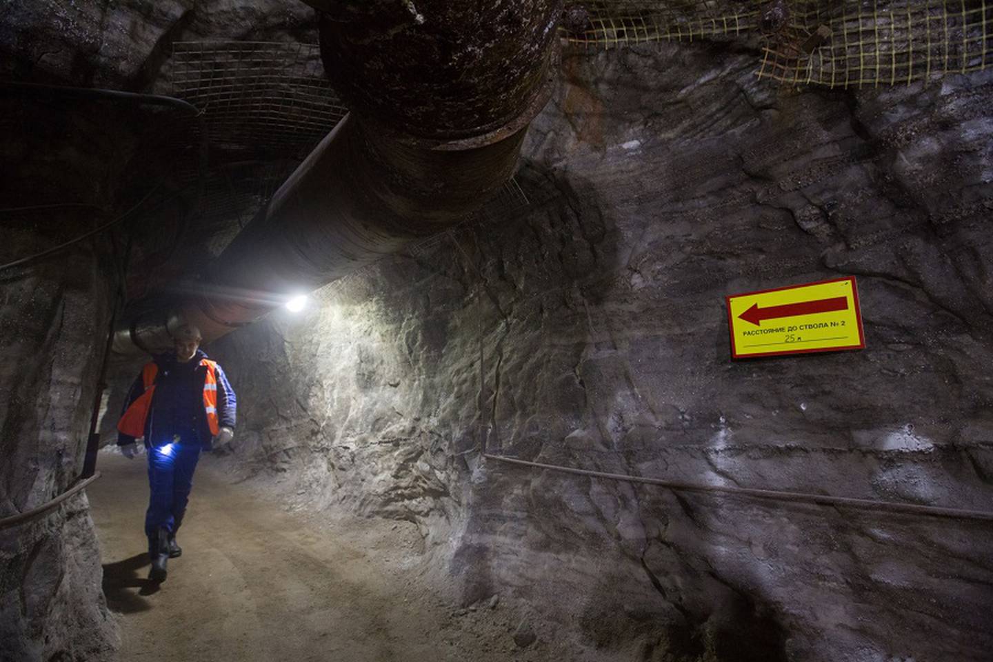 Un visitante camina a través de un túnel de acceso en la mina subterránea de potasa en el Complejo Usolskiy Potash, operado por EuroChem Group AG, en el depósito Verkhnekamskoe en la región de Perm, Rusia. Fotógrafo  Andrey Rudakov/Bloombergdfd