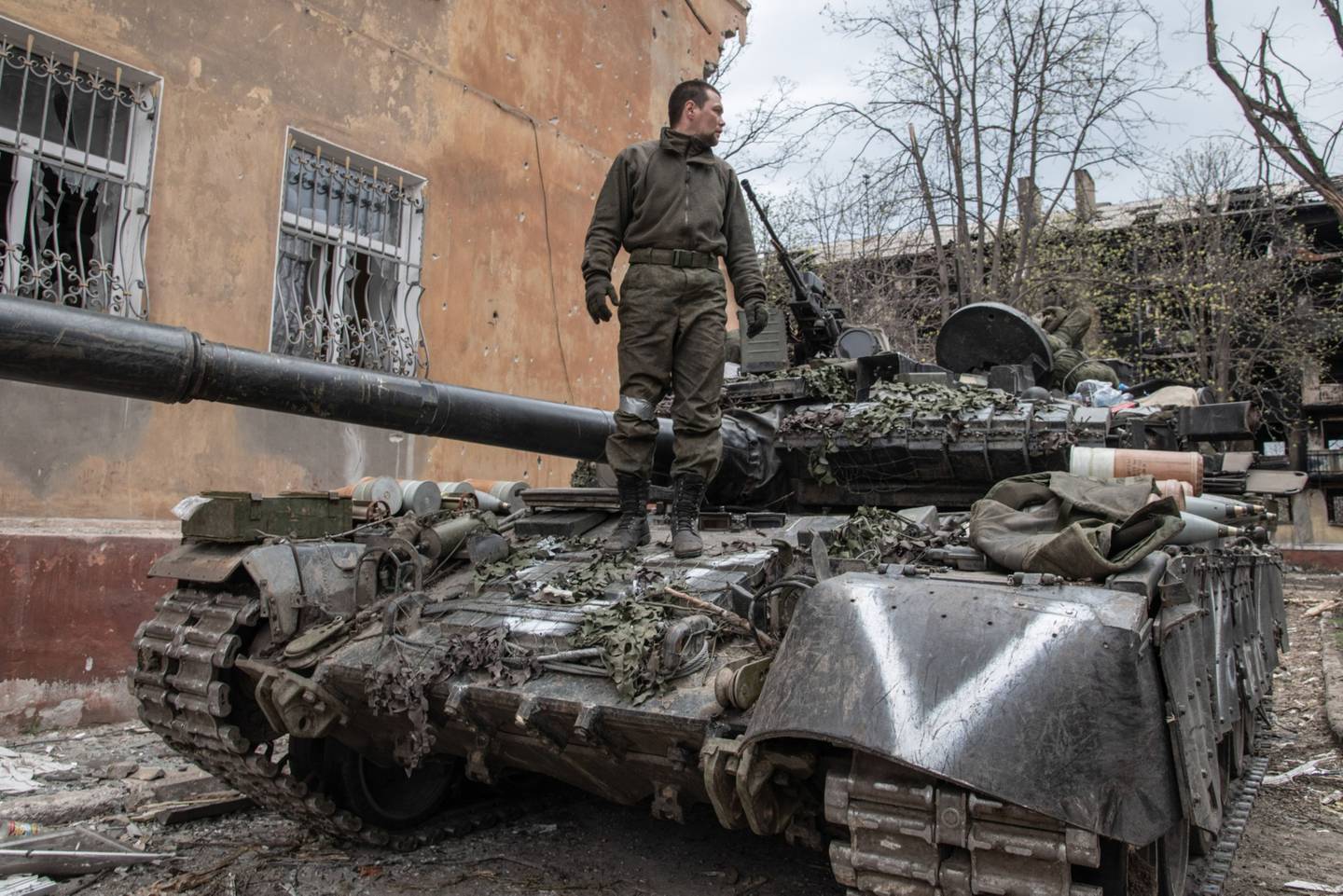 Un soldado ruso parado encima de un tanque