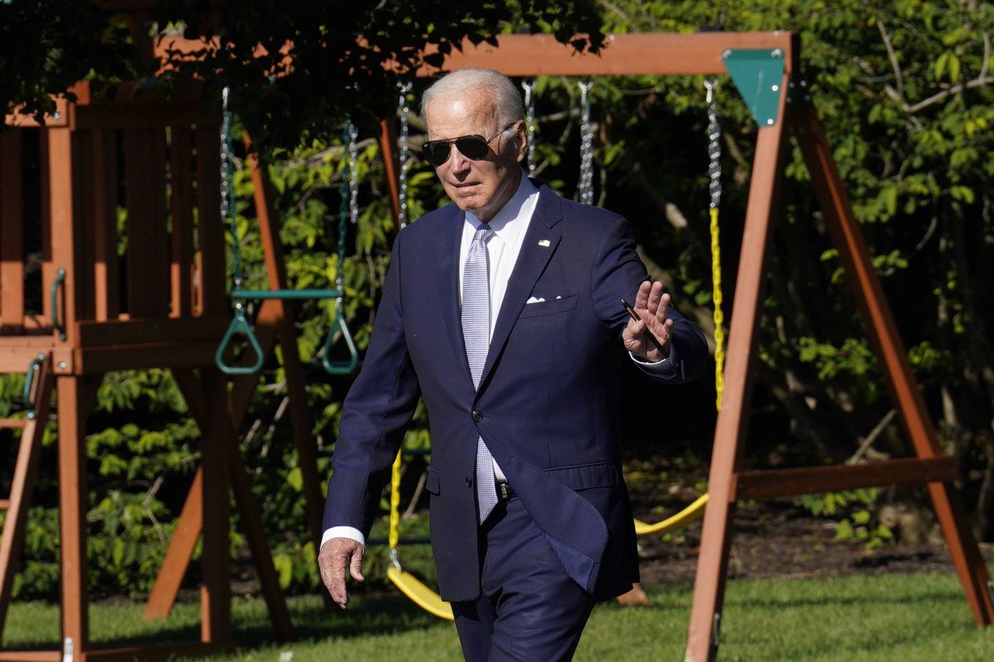 El presidente estadounidense Joe Biden saluda mientras camina por el jardín sur de la Casa Blanca antes de subir al Marine One en Washington, D.C., Estados Unidos, el sábado 25 de junio de 2022.