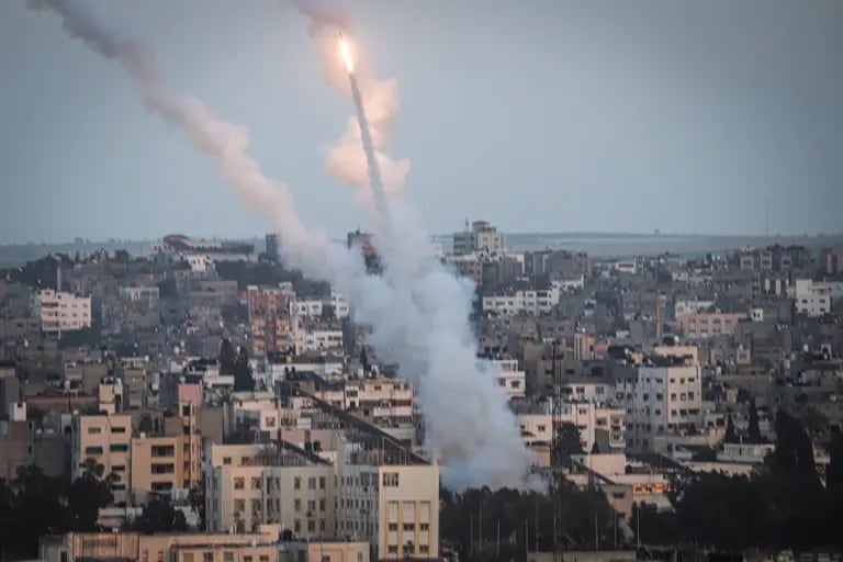 Un cohete es lanzado hacia Israel desde el interior de la franja de Gaza en la ciudad de Gaza, Gaza, el sábado 13 de mayo de 2023.dfd