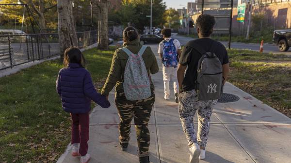 Por qué Nueva York está enviando migrantes latinos a Canadádfd