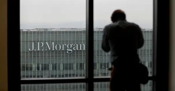 Los estrategas de JPMorgan dijeron que el banco sigue siendo positivo tanto en las primas de riesgo de grado de inversión como en las acciones ahora, pero agregaron que algunos inversores buscan proteger su desventaja