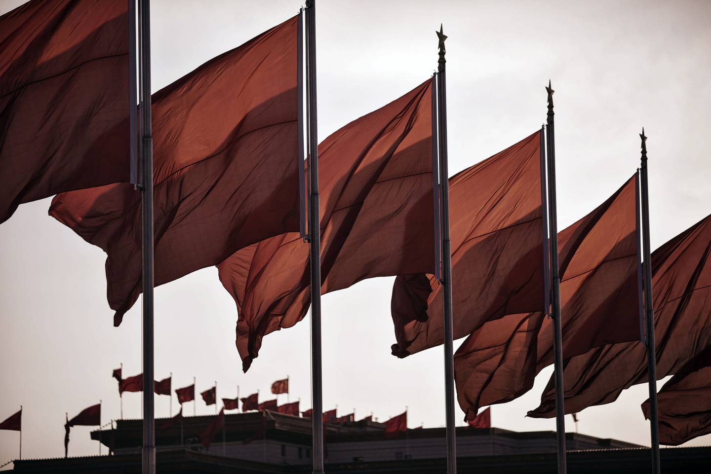 Banderas rojas ondean en la plaza de Tiananmen en Pekín, China, el miércoles 8 de marzo de 2017.
