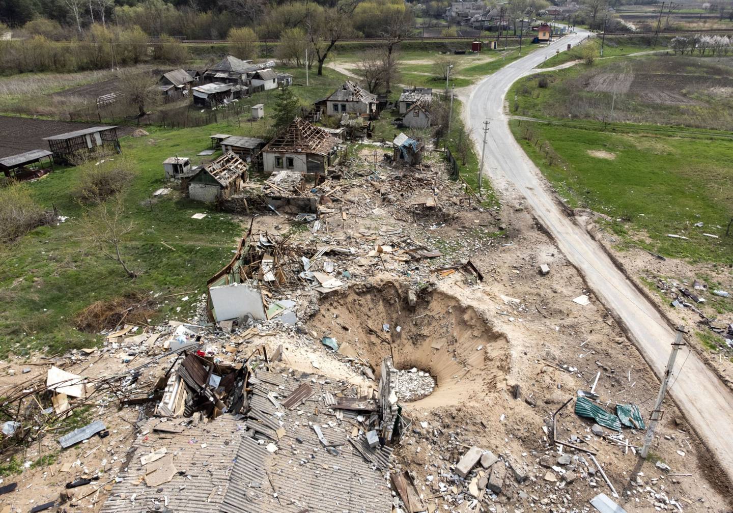 Un cráter y casas destruidas en el pueblo de Yatskivka, en el este de Ucrania, el 16 de abril de 2022.