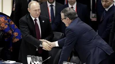 Vladimir Putin, presidente de Rusia, a la izquierda, le da la mano a Marcelo Ebrard, canciller de México, antes de un almuerzo de trabajo en la cumbre del G-20 en Osaka, Japón, el viernes 28 de junio de 2019.
