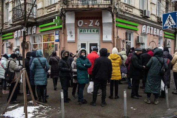 Residentes hacen cola frente a una farmacia en Kiev, Ucrania, el 1 de marzo de 2022.