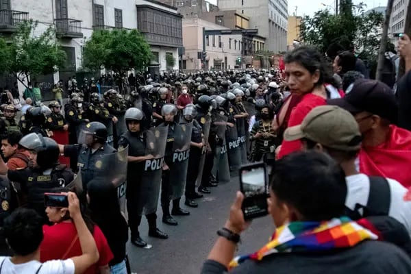 Moody’s cambia perspectiva de Perú a negativa ante protestas y crisis política.