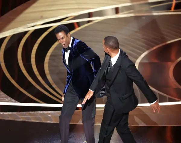 Will Smith golpea a Chris Rock en el escenario durante la 94ª edición de los Premios de la Academia el 27 de marzo. Fotógrafo: Myung Chun/Los Angeles Times/Getty Images