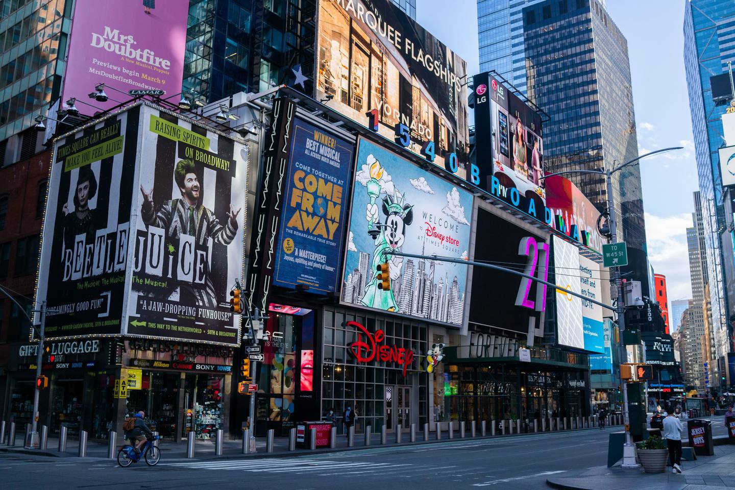 Letreros de Broadway  en  the Times Square area of Nueva York, EE. UU., el martes 12 de mayo, 2020.