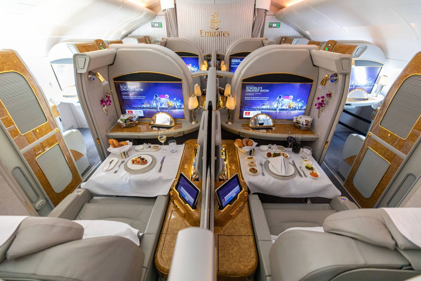 Alimentos en una cabina de primera clase de Emirates.