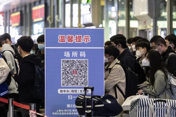 Los pasajeros hacen fila para someterse a las pruebas de Covid-19 en la estación de ferrocarril de Shanghái Hongqiao, China.