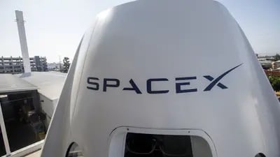 Una maqueta de la nave espacial Crew Dragon se muestra antes de la visita de los astronautas del Programa de Tripulación Comercial (CCP) de la NASA en la sede de Space Exploration Technologies Corp. (SpaceX) en Hawthorne, California, Estados Unidos, el lunes 13 de agosto de 2018.