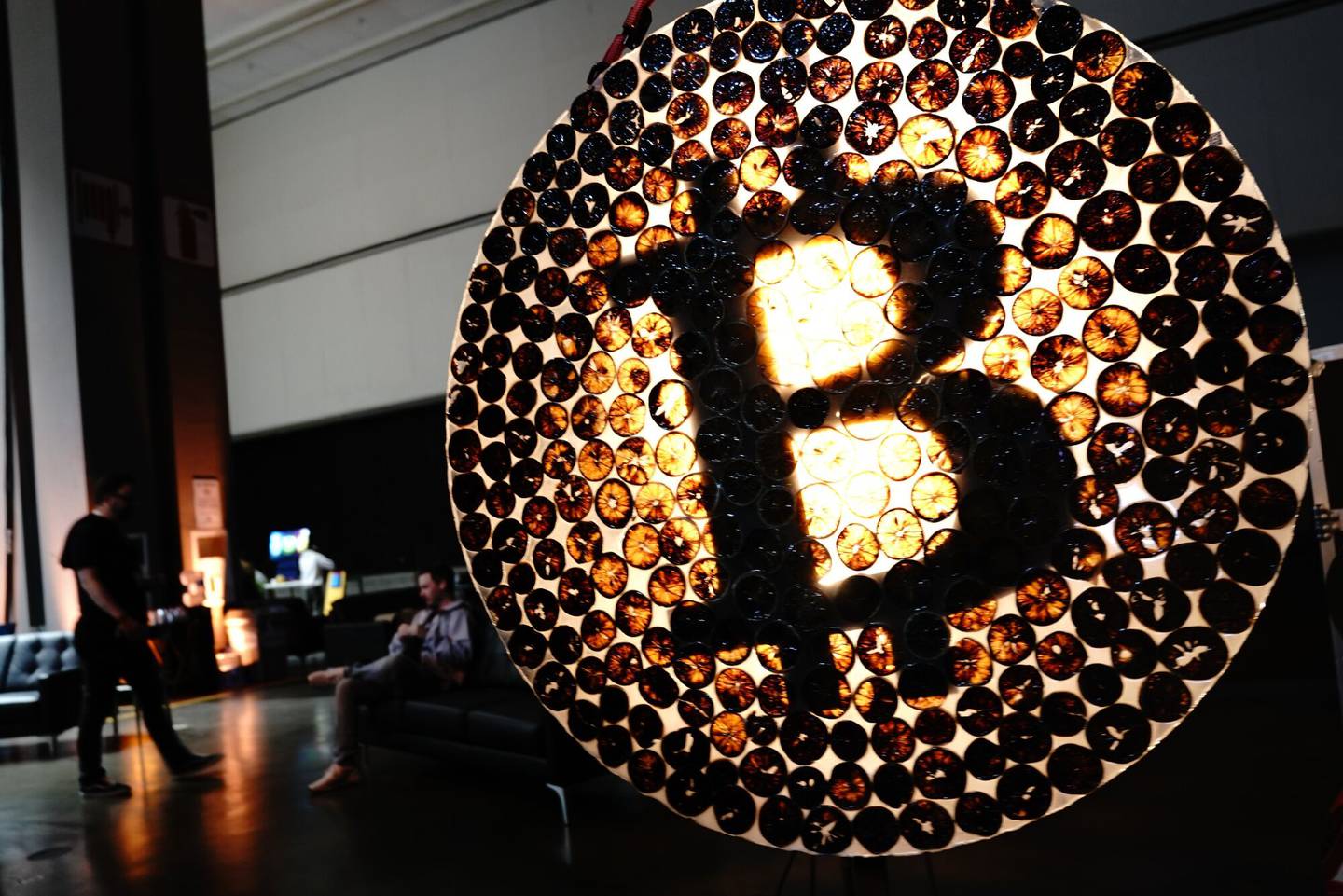 Un aviso iluminado del ícono de Bitcoin en Los Angeles, California.