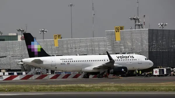 Volaris pide investigación tras incidente entre dos aeronaves en el AICMdfd
