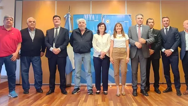 Inflación en Argentina: Camioneros firmó paritaria del 107% anual más bono de $100.000 dfd