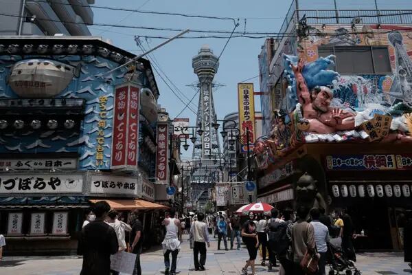 Pedestres em Osaka, no Japão: futuros de ações no país abrem em queda nesta terça-feira