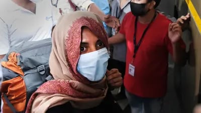 Una persona evacuada de Kabul sube a un autobús con destino a un centro de cuarentena a su llegada al Aeropuerto Internacional Indira Gandhi, en Nueva Delhi, India, el martes 24 de agosto de 2021. Fotógrafo: T. Narayan/Bloomberg