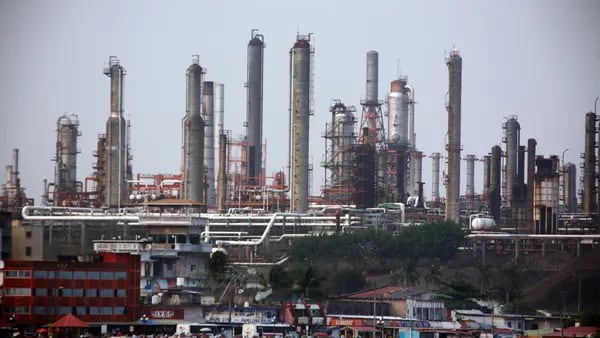 Refinerías de Pemex operan más en abril, pero producen más combustóleo que gasolinadfd