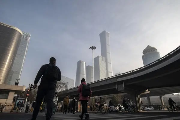 Peatones cruzan una carretera en Pekín, China, el lunes 6 de marzo de 2023.