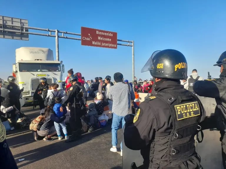 Tacna: migrantes insisten en bloquear carretera que une a Perú y Chile.dfd