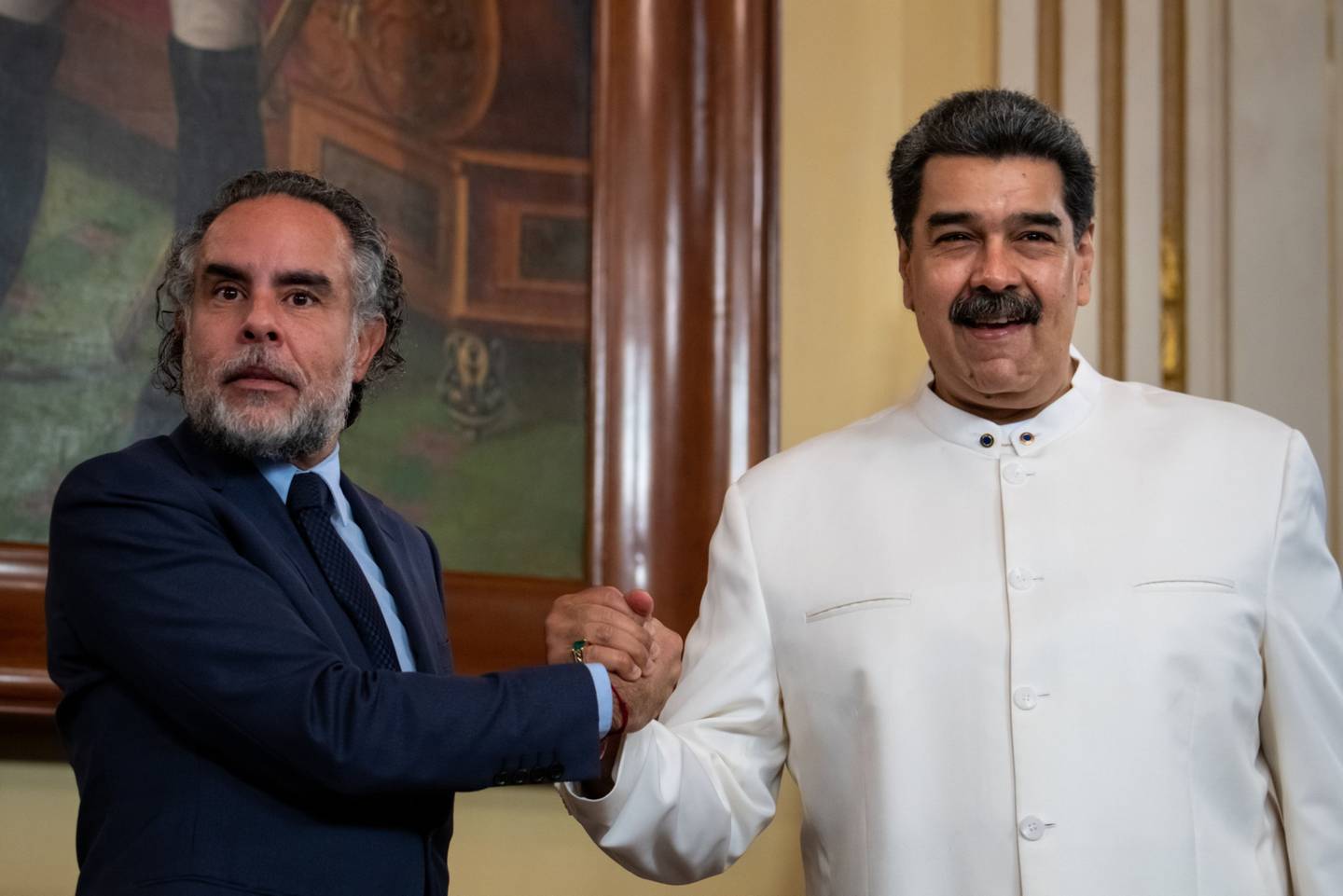 Presidente Nicolás Maduro (der.) saluda al embajador de Colombia en Venezuela, Armando Benedetti.. Fotógrafo: Gaby Oraa/Bloombergdfd