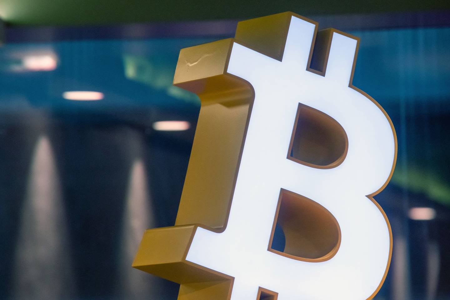 Bitcoin llegó a caer más de 6% el 11 de mayo para cotizar por debajo de los 30,000 dólares