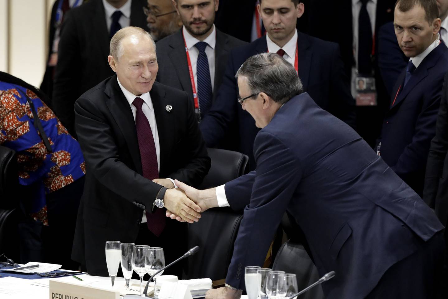 Vladimir Putin, presidente de Rusia, a la izquierda, le da la mano a Marcelo Ebrard, canciller de México, antes de un almuerzo de trabajo en la cumbre del G-20 en Osaka, Japón, el viernes 28 de junio de 2019.