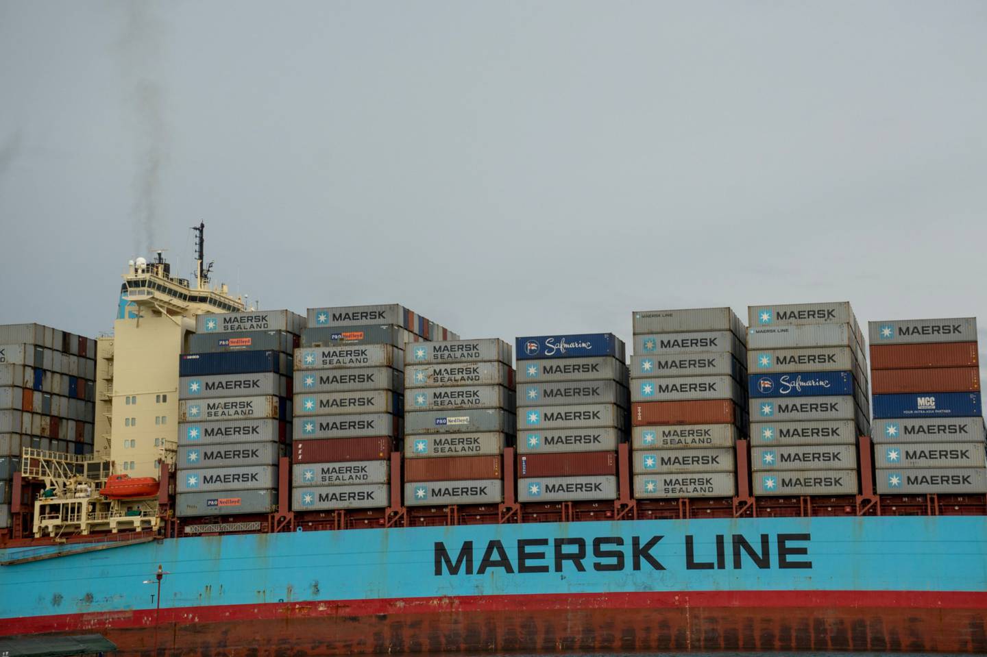 Un buque portacontenedores de Maersk llega al puerto de Buenaventura en Buenaventura, Colombia, el lunes 21 de septiembre de 2015.