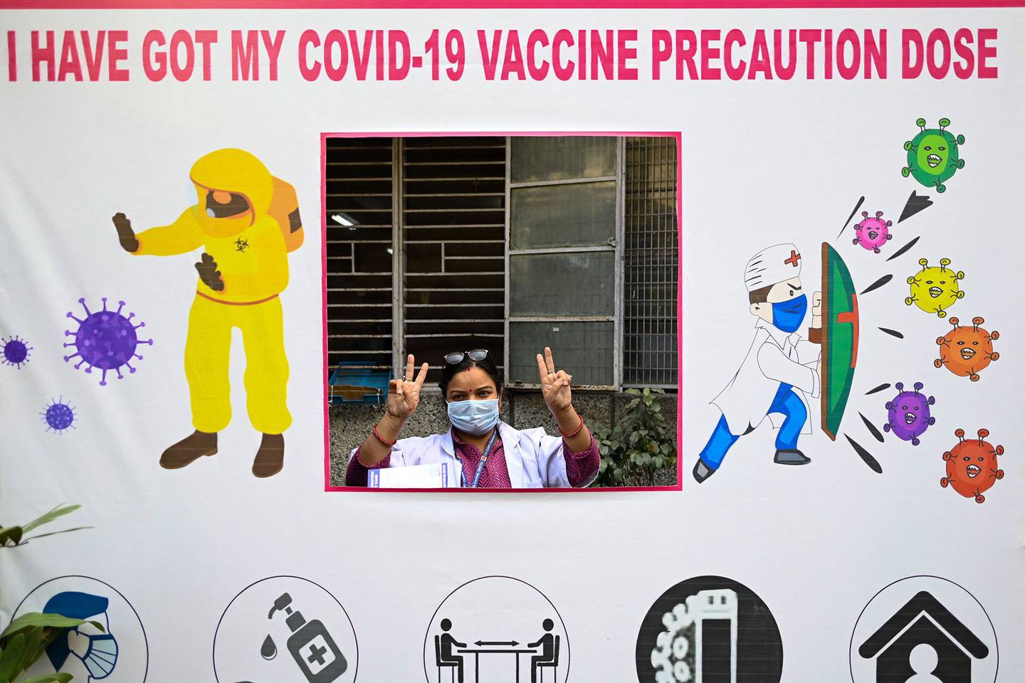 Un trabajador sanitario posa en un centro de vacunación administrando la tercera dosis de "refuerzo" para el coronavirus Covid-19 en Nueva Delhi el 10 de enero de 2022, mientras el país ve un aumento de casos impulsado por ómicron.  Fotógrafo: Sajjad Hussain/AFP/Getty Images