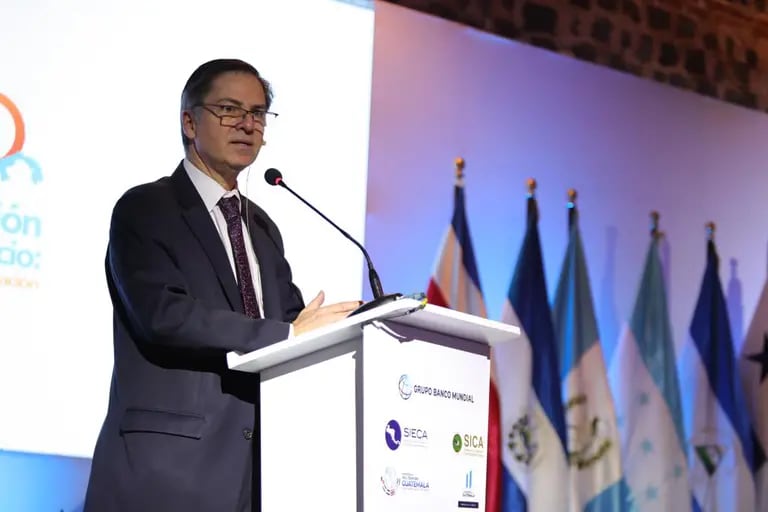 Carlos Felipe Jaramillo, vicepresidente del Banco Mundial para América Latina y el Caribe, durante su intervención en el evento en Antigua Guatemala.dfd