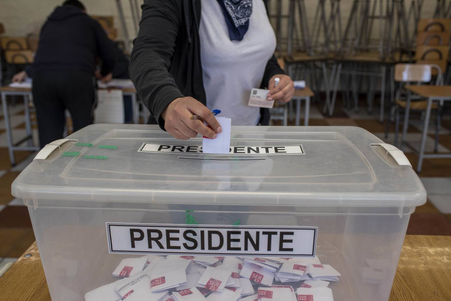 Una persona votando durante la elección primaria presidencial del 18 de julio, en Santiago.