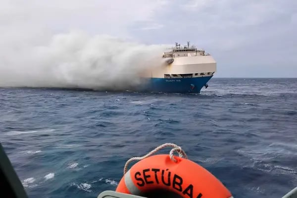 El barco de transporte de automóviles Felicity Ace en llamas visto desde un barco naval portugués al sureste de las islas Azores, en el Atlántico medio.Fuente: Marina portuguesa