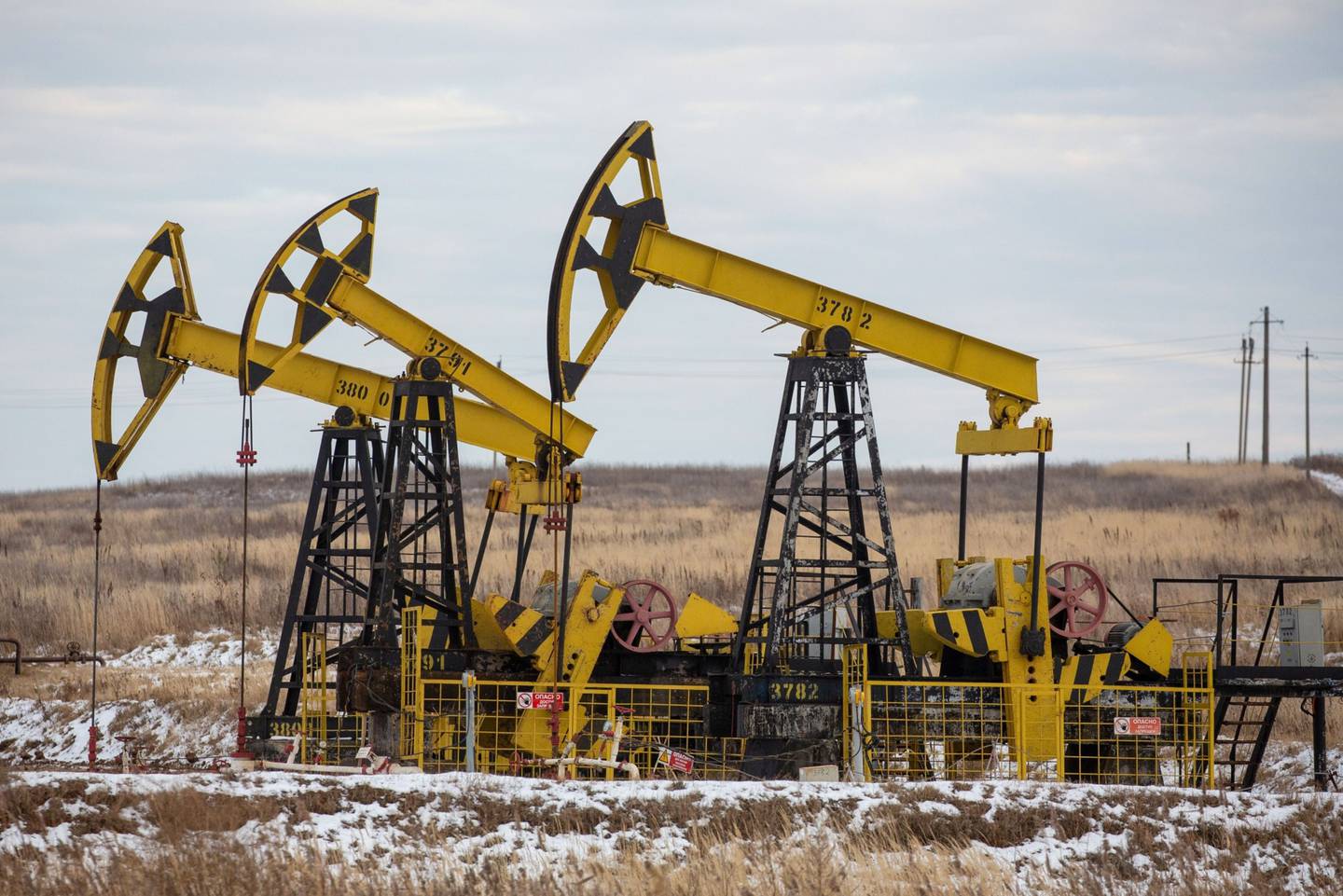 Gatos de bombeo de petróleo, en un yacimiento petrolífero de Rosneft Oil Co. cerca del pueblo de Sokolovka, en la República de Udmurt, Rusia, el viernes 20 de noviembre de 2020.
