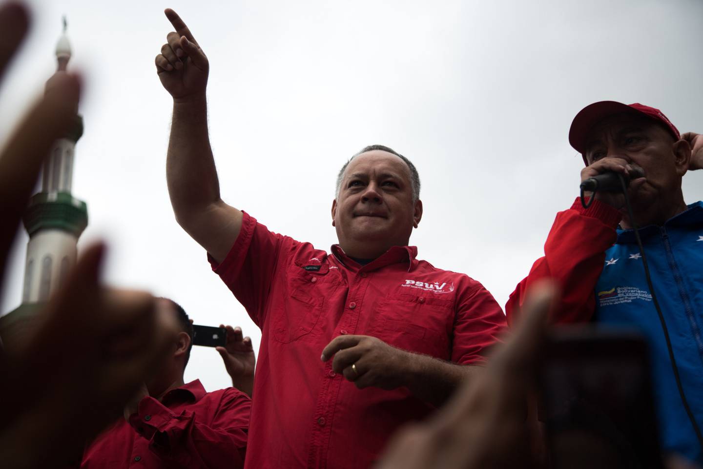 Diosdado Cabello, en el centro, hace un gesto durante un mitin progubernamental contra el entonces presidente de Estados Unidos, Donald Trump, en Caracas, Venezuela, el lunes 14 de agosto de 2017. dfd