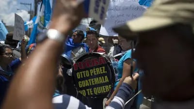 Los manifestantes reunidos durante un mitin exigiendo la renuncia del presidente de Guatemala, Otto Pérez, que no aparece en la foto. Fotógrafo: Saúl Martínez/Bloomberg