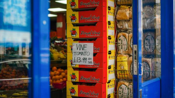 Por inflación, británicos están comiendo comida vencida y tomando menos medicinadfd