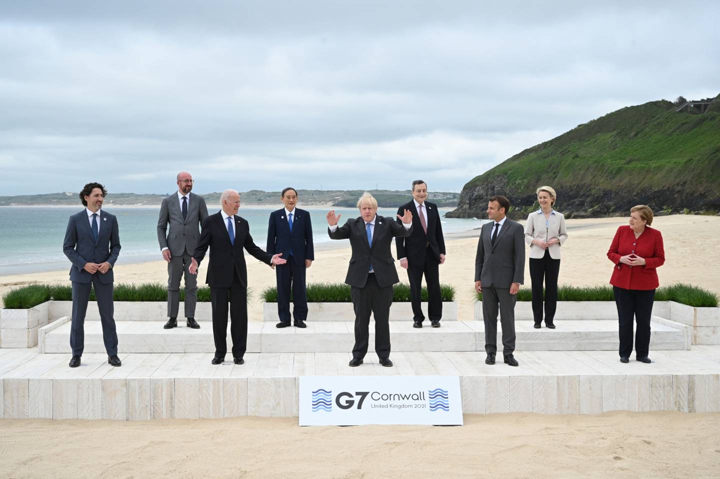 Los líderes del G-7 posan para la foto oficial de bienvenida y de familia durante la cumbre de junioo 2021 en Carbis Bay, Cornualles