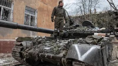 Un soldado ruso parado encima de un tanque