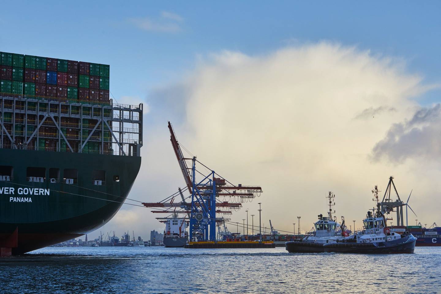 Remolcadores maniobran el portacontenedores Ever Govern, operado por Evergreen Marine Corp, en un atracadero del puerto de Hamburgo en Hamburgo, Alemania, el martes 12 de enero de 2021.