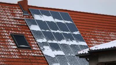 Snow on solar panels on the roof of a house in Berlin, Germany, on Nov. 21, 2022.  Photographer: Krisztian Bocsi/Bloomberg