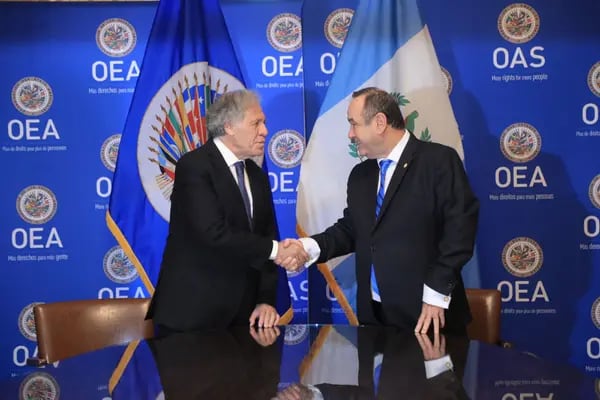 Luis Almagro, secretario general de la OEA saluda al presidente de Guatemala, Alejandro Giammattei durante la gira que lleva a cabo el mandatario en Estados Unidos.