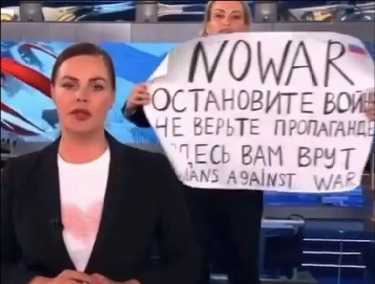 Uma manifestante interrompeu uma transmissão de notícias ao vivo numa televisão estatal russa com um cartaz que dizia: "Pare a guerra. Não acredite em propaganda. Estão mentindo para você!" (Reprodução de @sovietvisuals)dfd