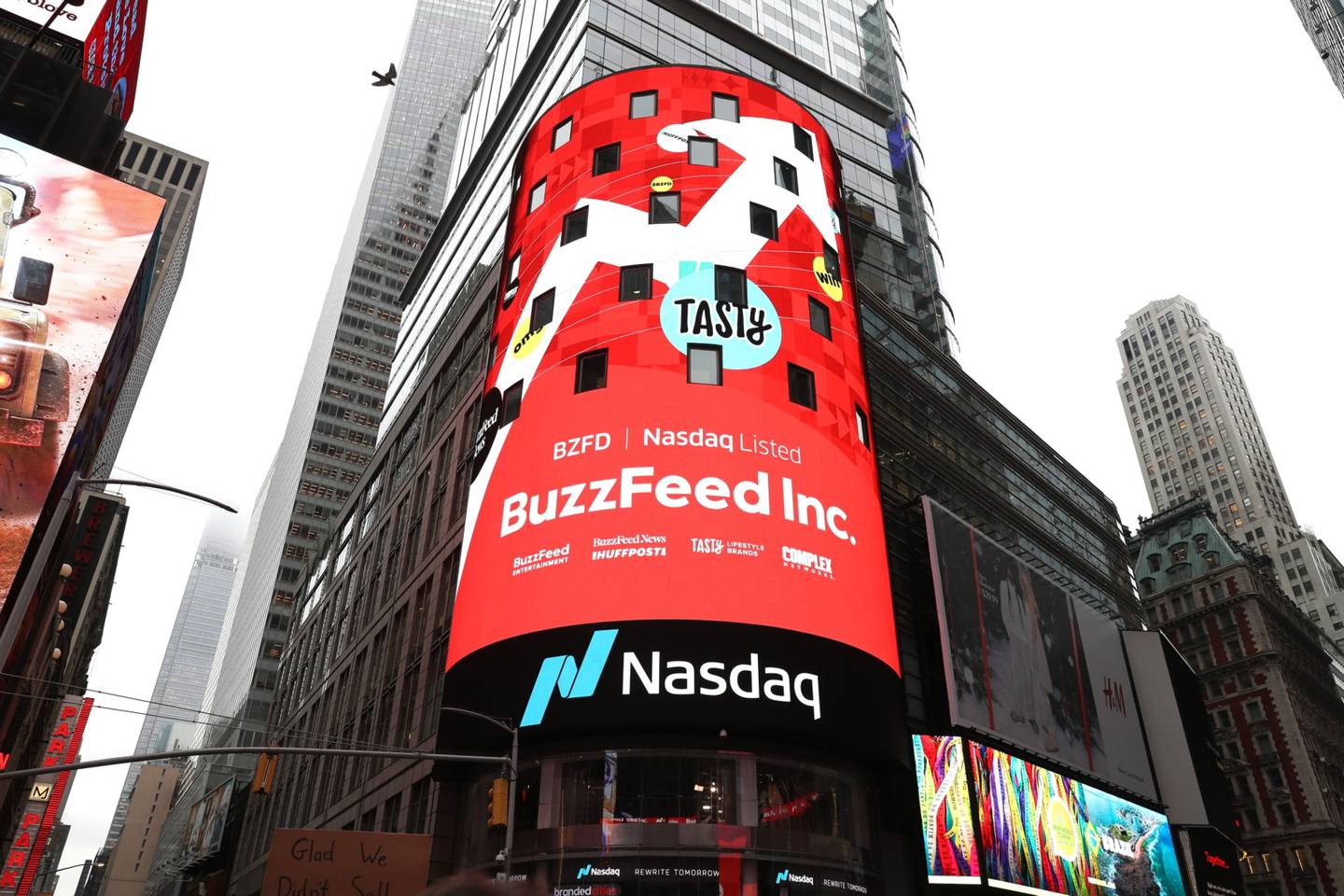 Una pantalla de BuzzFeed vista en Times Square durante el Listing Day de BuzzFeed Inc. en Nasdaq el 06 de diciembre de 2021 en Nueva York.