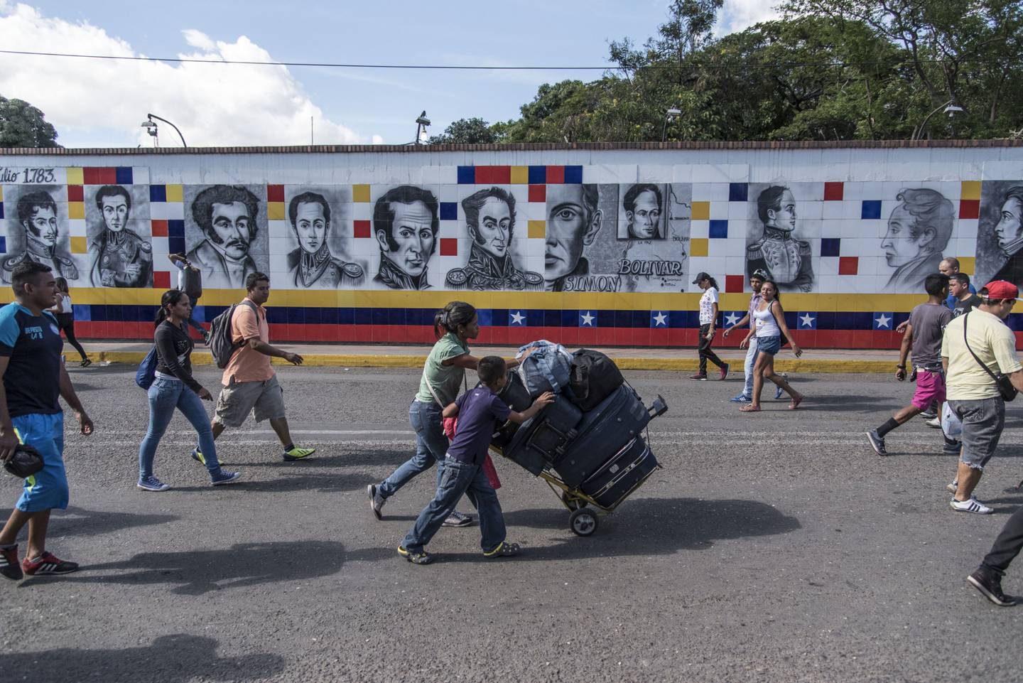 Venezolanos con equipaje caminan por el puente internacional Simón Bolívar hacia Cúcuta, Colombia, desde San Antonio del Táchira, Venezuela.