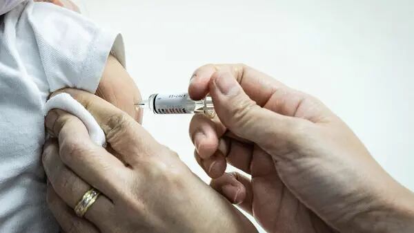 Nova dose da vacina da Pfizer aumentaria a proteção para 70%-90% no primeiro mês e 50%-70% no segundo mês