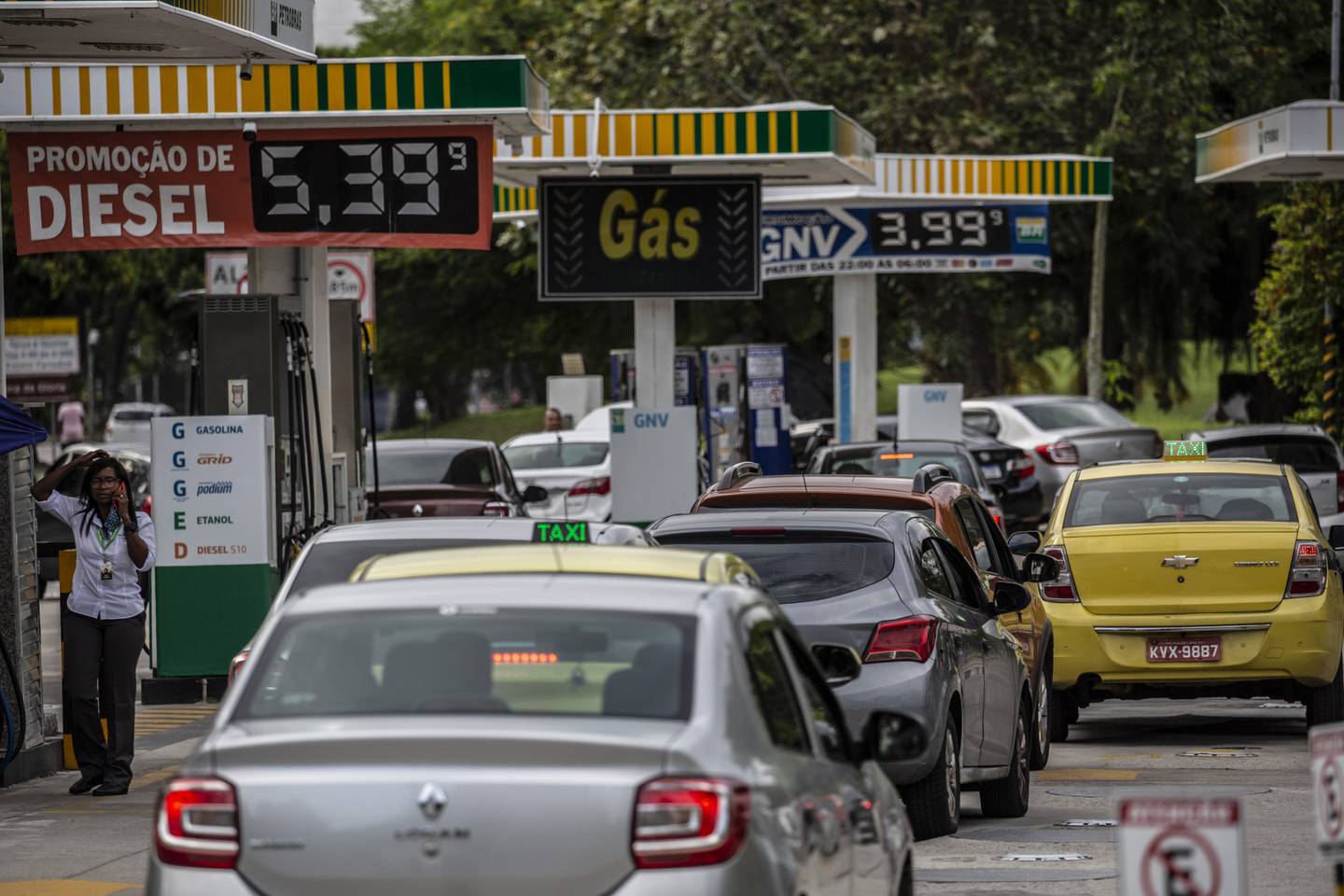 Vehículos esperan en fila en una gasolinera de Petrobras en Río de Janeiro, Brasil, jueves 21 de octubre de 2021.Fotógrafo: Dado Galdieri / Bloomberg