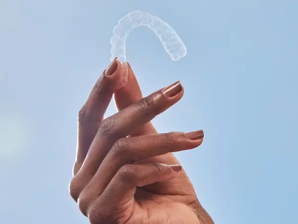 A SouSmile oferece alinhadores transparentes diretamente ao consumidor, mas emprega dentistas para o resto do processo