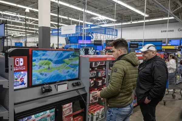 Un comprador juega Super Mario Bros. Wonder en una consola Nintendo Switch en una tienda Walmart el Black Friday en Secaucus, Nueva Jersey, EE. UU., el viernes 24 de noviembre de 2023. Fotógrafo: Victor J. Blue/Bloomberg